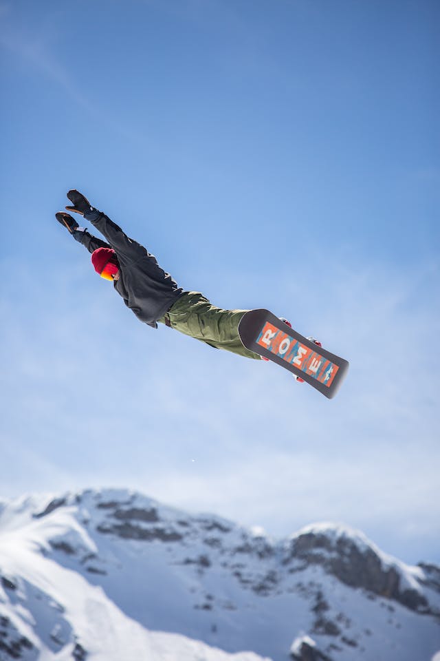 Snowboarder in de lucht